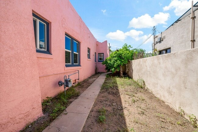 Building Photo - PRE-LEASE for AUGUST 2026 - Sam Hughes Bun...