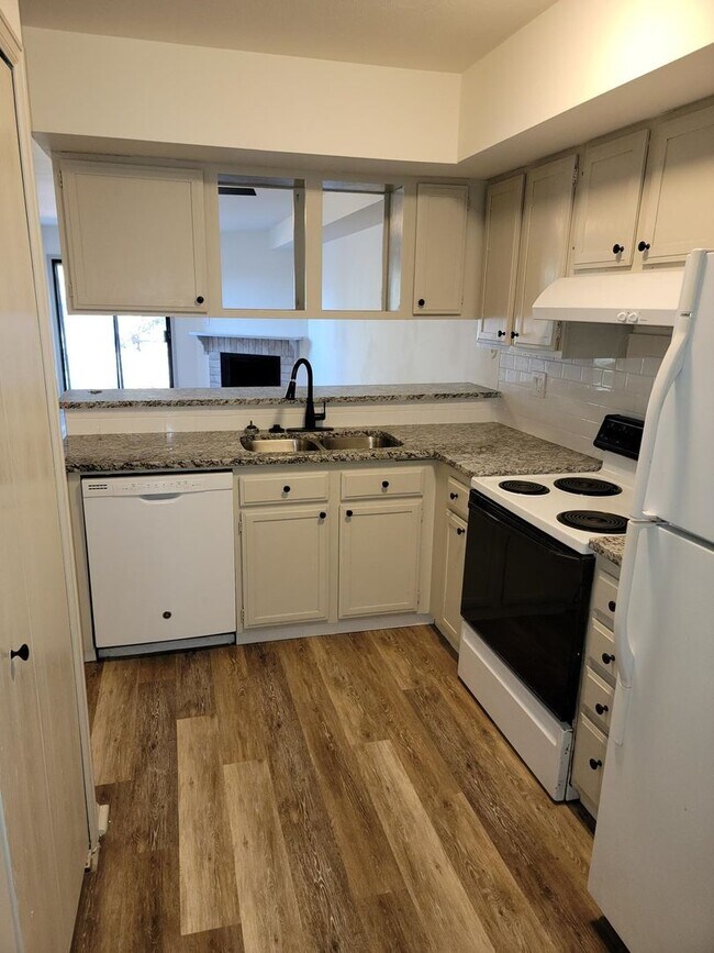 Building Photo - Stunning Mountain Views with Private Garage! 2 Bed/1.5 Bath Townhouse! Coming Late April!