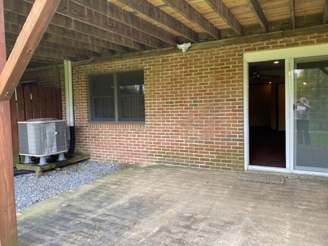 Building Photo - 3 bedroom 4 bathroom home in Lancaster tow...