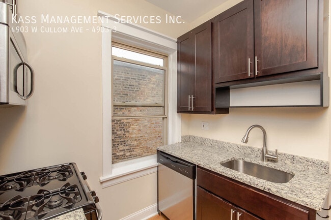 Building Photo - Beautiful Portage Park 2 bed - Heat Includ...