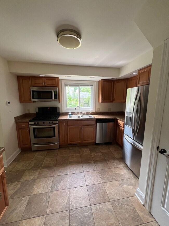 Building Photo - 3 Bed, 1.5 Bath Near U of R, Strong & Coll...