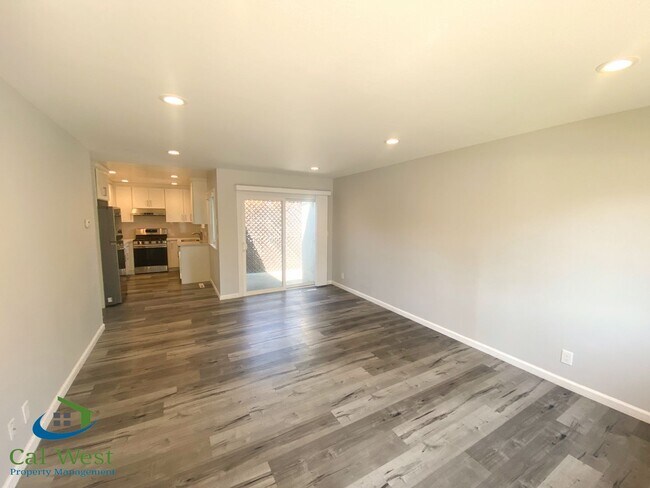 Building Photo - $3195 - Remodeled 2Bed/1 Bath Duplex in th...