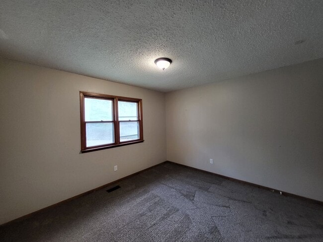 Building Photo - Spacious 4 bedroom home!