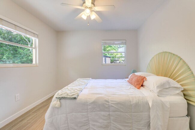 Building Photo - Charming 3/2 Available Now! Furnished or U...