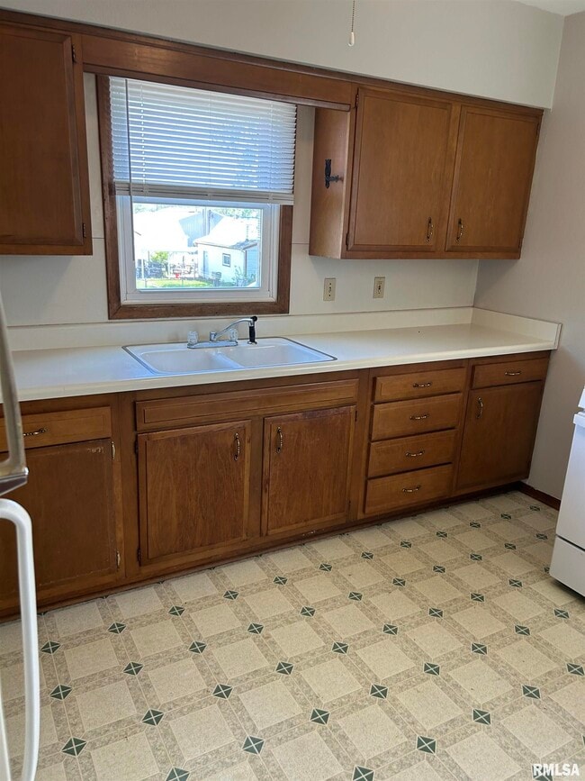 Building Photo - 405 Keller St