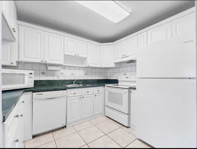 Building Photo - 8005 Lake Dr