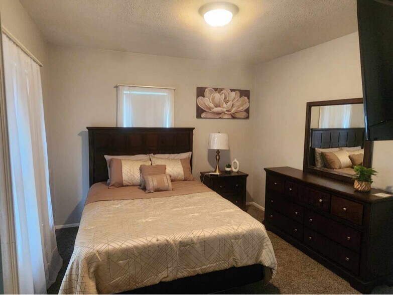 Building Photo - 369 E Tuscarawas Ave