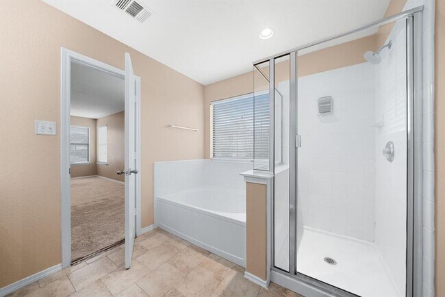 Building Photo - Spacious Living, Great Layout, Excellent Value In Waterleaf