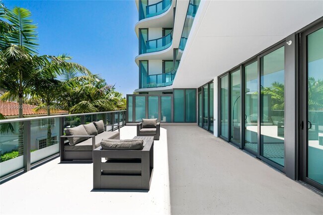 Building Photo - 9901 W Bay Harbor Dr