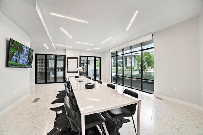 Building Photo - 800 Embassy Dr