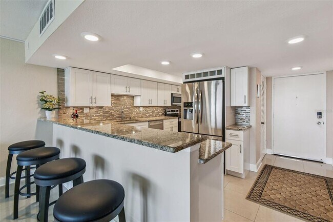 Building Photo - 7400 Sun Island Dr S