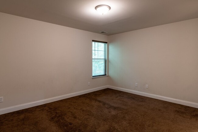 Building Photo - Modern Living in the Heart of Summerville!