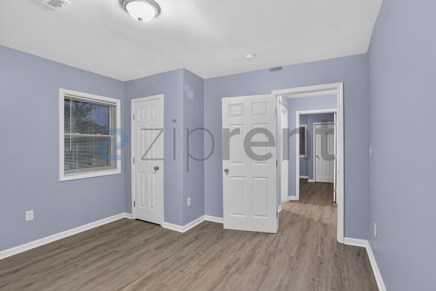 Building Photo - Unit B