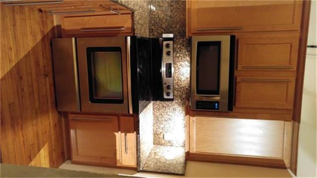 Building Photo - 705 Main St