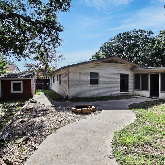 Building Photo - 1520 Sunnybrook Dr