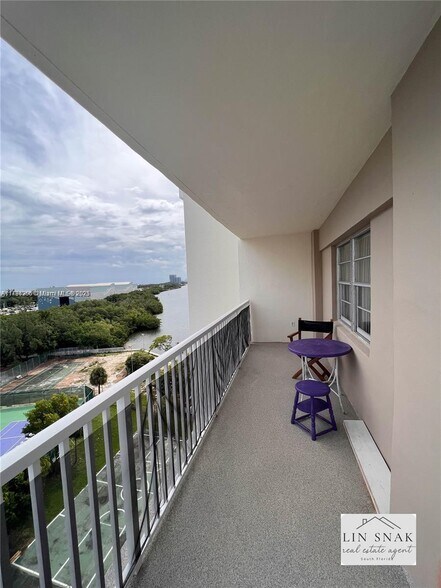 Building Photo - 300 Bayview Dr
