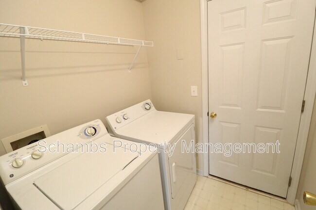 Building Photo - 305 Firefly Rd