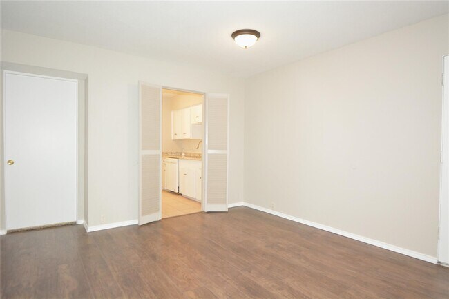 Building Photo - 2121 Fountain View Dr
