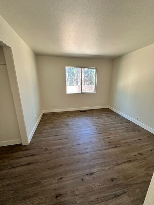Building Photo - Newly updated pet friendly 4Bd 3Ba home! C...