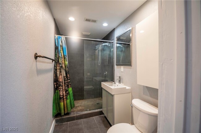 Building Photo - 550 Karen Way