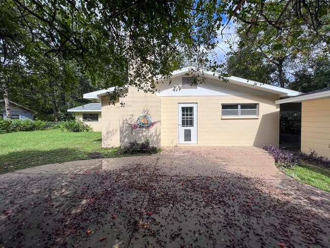 Building Photo - 4BR/3BA with Detached Garage Conversion Available Mid August! *Application Pending*