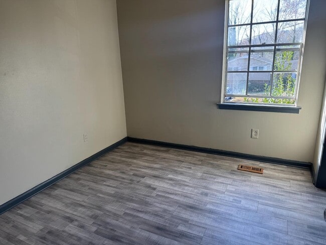 Building Photo - 908 Redstone Ln