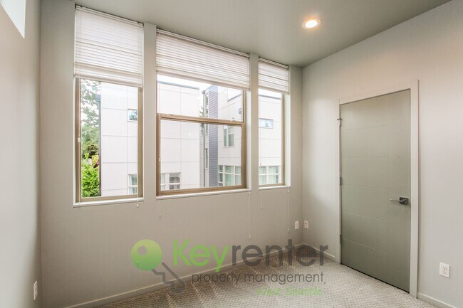 Building Photo - Modern 3 Bedroom with Rooftop Deck and In Unit Laundry