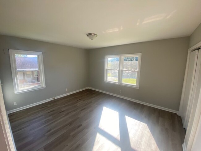 Building Photo - 3 Bedroom 1.5 Bathroom Home - HAPP Accepted