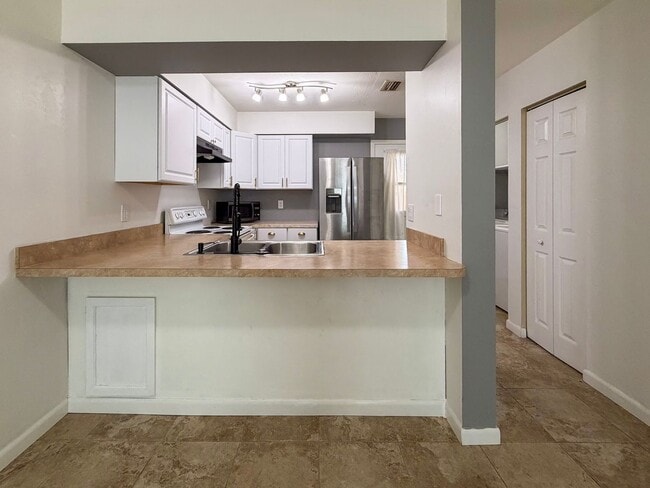 Building Photo - 2BR/1.5BA Townhouse in Mill Run!