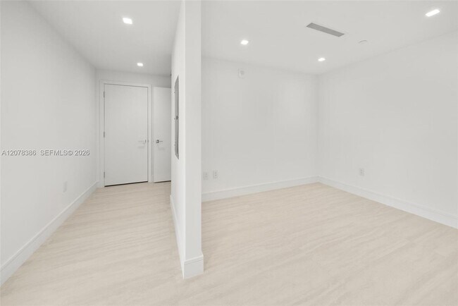 Building Photo - 2411 Laguna Cir