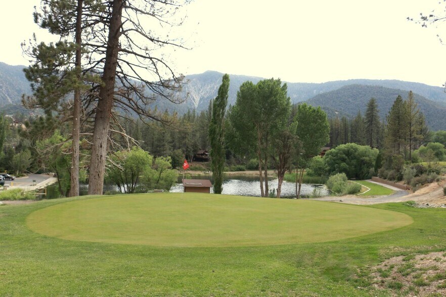 Private golf course only for residents - 2411 Glacier Dr