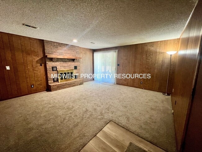 Building Photo - Freshly Updated 3 Bedroom Duplex