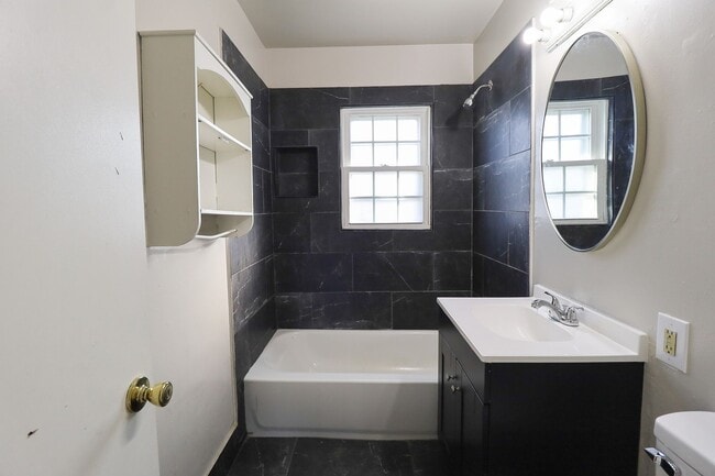 Building Photo - Beautifully Redone 3 Bedroom House! Available for Immediate Move in!