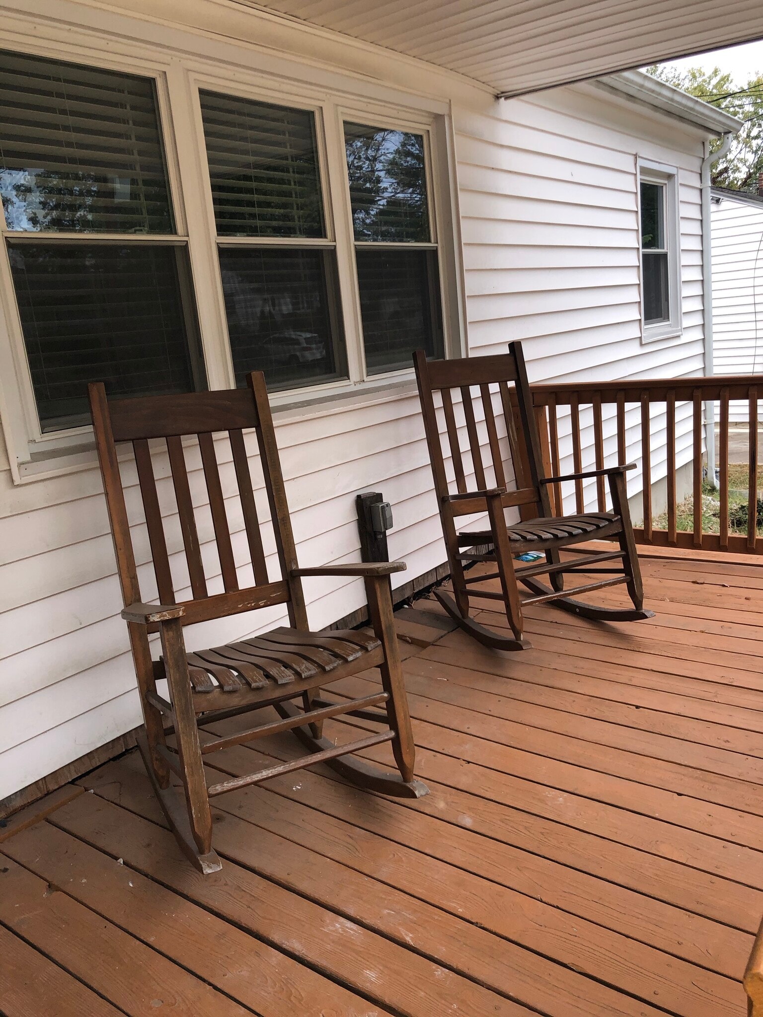 FRONT PORCH - 5112 Hollywood Rd