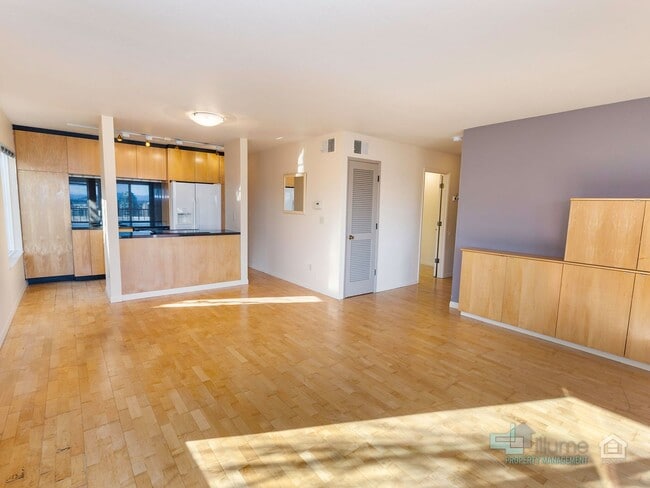Building Photo - 1-Month Rent Free! Condo Near OHSU with Huge Deck, Stunning Views and Parking