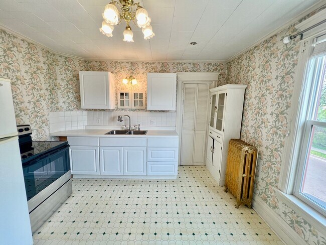 Building Photo - AVAILABLE JUNE - Upper 2 Bed 1 Bath Apt w/ Private Laundry