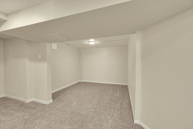 Building Photo - $3,400.00, 4 bed, 3 bed, located in Denver...