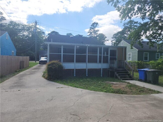 Building Photo - 227 Pinecrest Dr