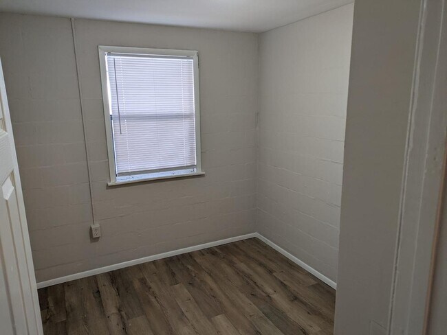 Building Photo - 637 NE Waldo Rd