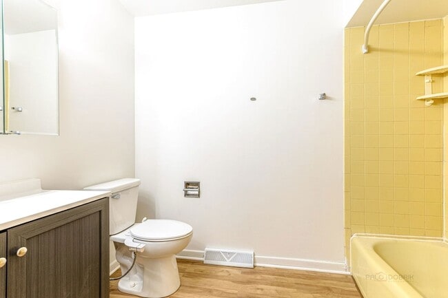 Building Photo - 9260 Dee Rd