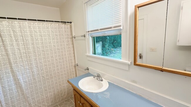 Building Photo - 4 bdrm/1 bath house with garage + large ya...