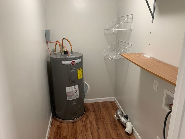Building Photo - Total electric 3 bedroom