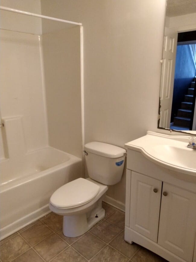 Building Photo - Charming 5 Bed/2 Bath home in Riverdale!