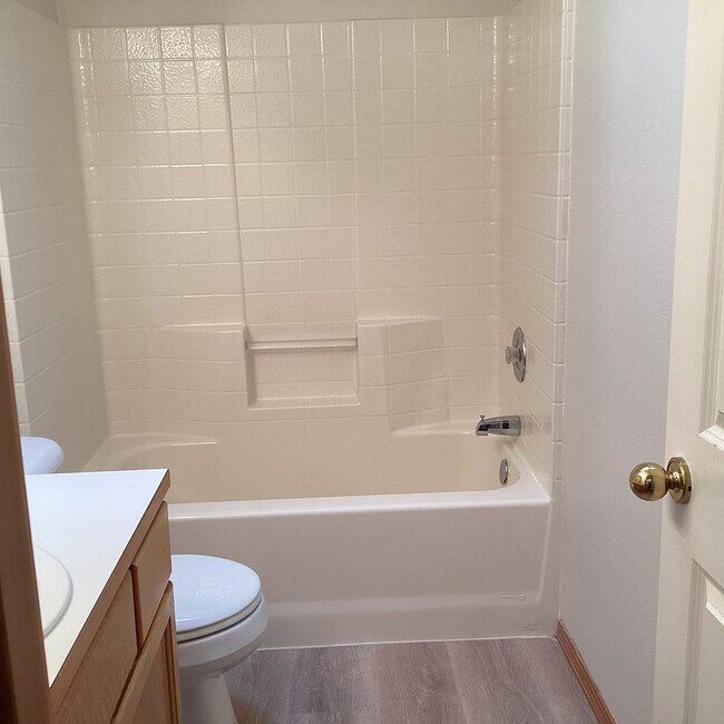 Building Photo - Bright & Spacious Everett Condo – 3 Bed, 2...