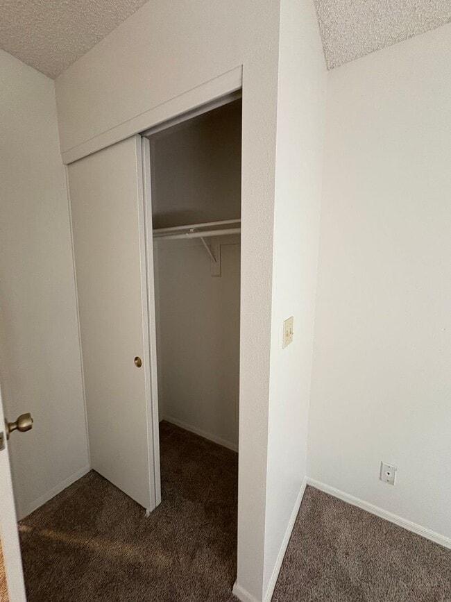Building Photo - Gorgeous Foxglenn Rental