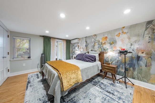 Building Photo - 251.5 York St