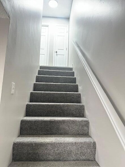 Building Photo - 705 Gale Dr NE