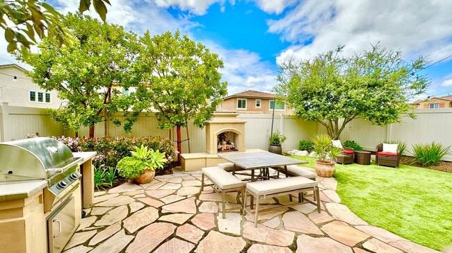 Building Photo - Beautiful "Model" Home in the Horse Creek ...
