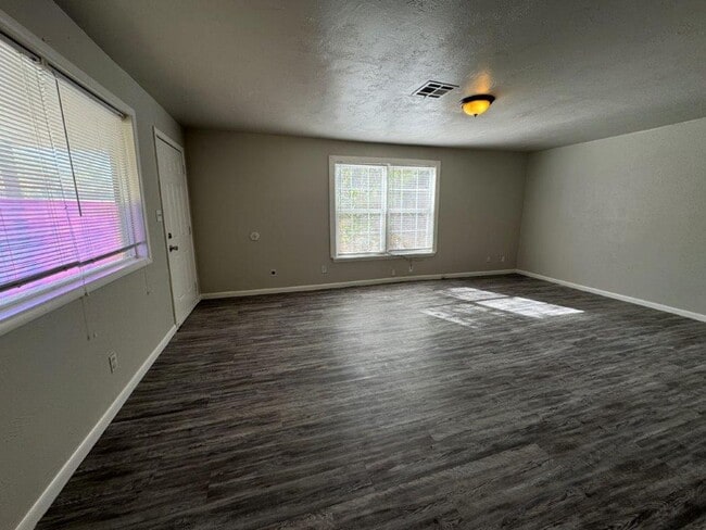 Building Photo - 2 bed 1 bath in Chickasha updates throughout!  250 off your move in by Jan 1st!