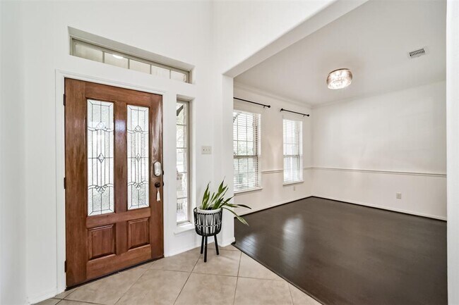 Building Photo - 6207 Holly Oaks Court